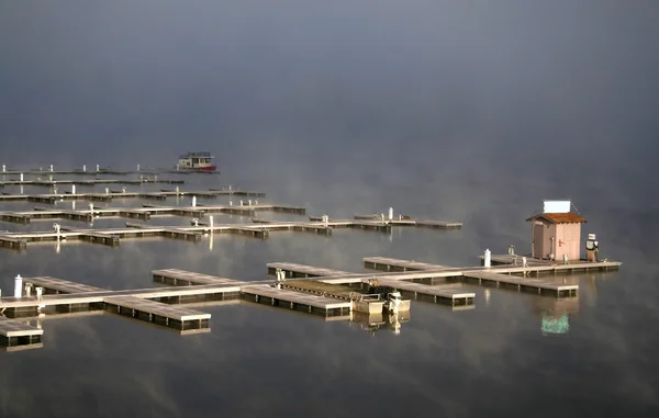 Puerto en la niebla de la mañana — Foto de Stock