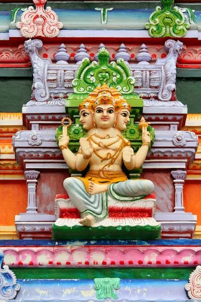 Индуистская статуя бога на храме — стоковое фото