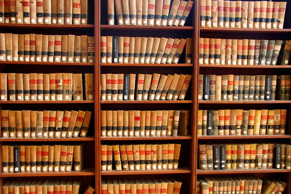 Bibliothèque de livres de droit — Photo