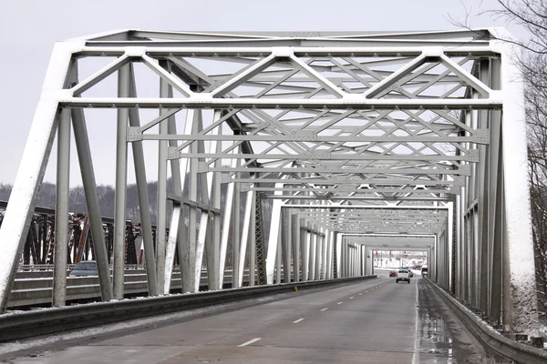 Kışın köprü — Stok fotoğraf