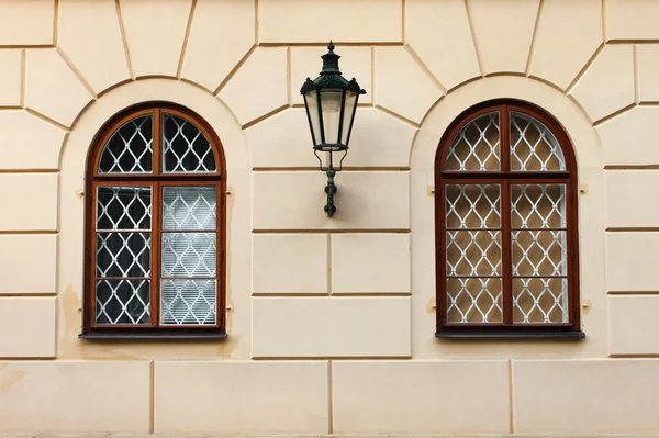 Demir sokak lambası ile Rönesans windows — Stok fotoğraf