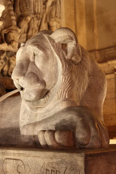 狮子雕像随地吐痰水 — 图库照片