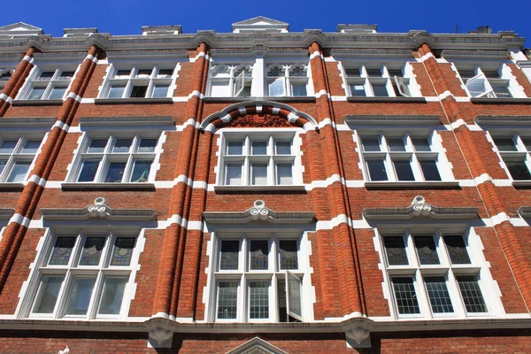 İngiliz kırmızı tuğla bina — Stok fotoğraf
