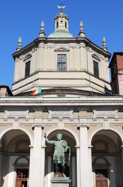 Szent Lőrinc-székesegyháztól, Milánó — Stock Fotó