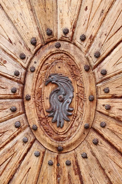 Дерев'яні двері з емблемою — стокове фото