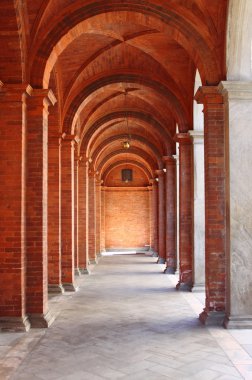 Romanik tarzı colonnade