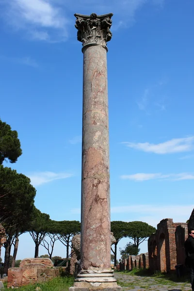Columna corintia de mármol rojo — Foto de Stock