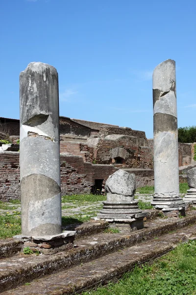Colonnes d'un ancien temple romain — Photo