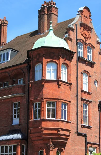 Балкон в британском особняке из красного кирпича — стоковое фото