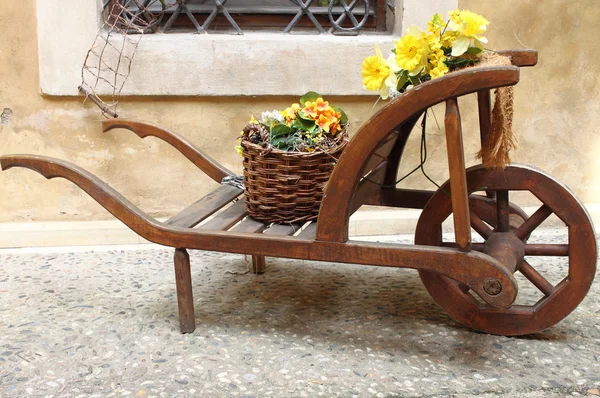 Ročník dřevěný vozík — Stock fotografie