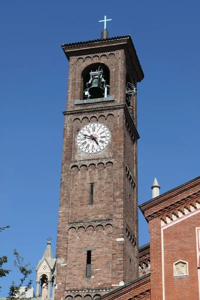 Zvonice kostela svatého eufemia, milan — Stock fotografie