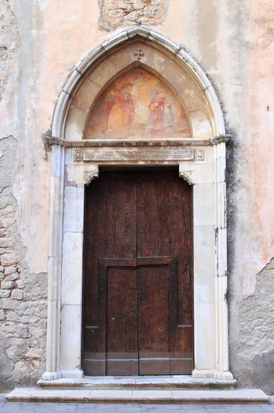 Входная дверь средневековой церкви — стоковое фото