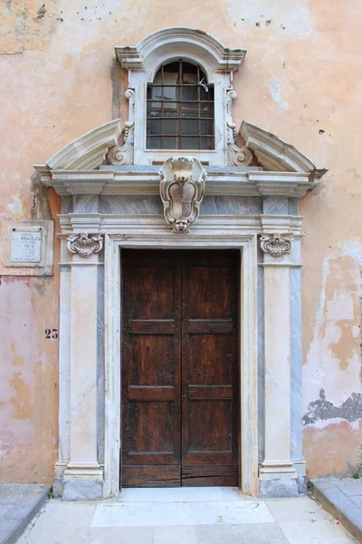 Haustür einer mittelalterlichen Kirche — Stockfoto
