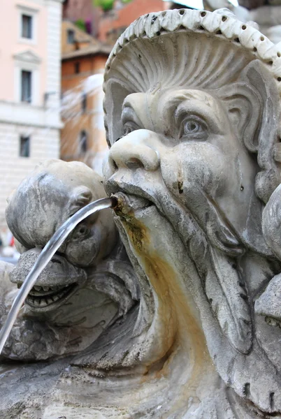 Мраморный фонтан в Пантеоне, Рим — стоковое фото