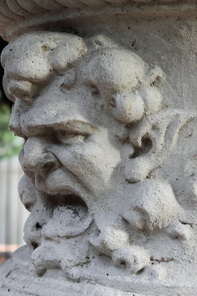 Статуя с сердитым лицом — стоковое фото