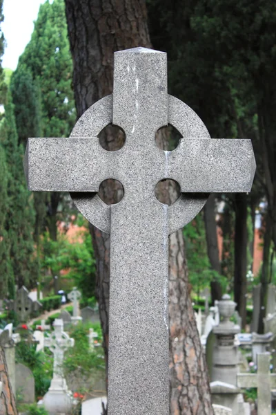 Старий хрест надгробок — стокове фото