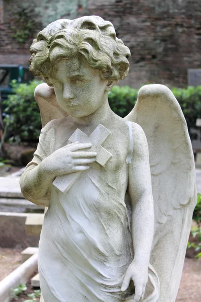 Статуя ангела с крестом — стоковое фото