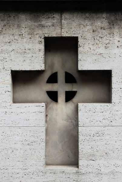 Rzeźbiony krzyż nagrobek — Zdjęcie stockowe