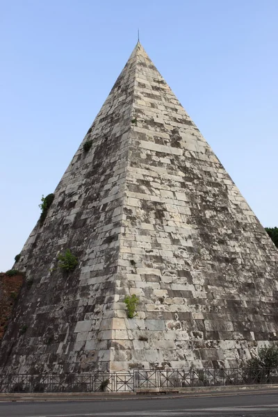 Cestia piramide in rome — Stockfoto