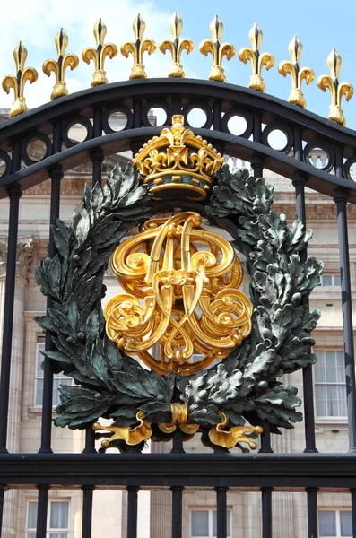 Эмблема Букингемского дворца — стоковое фото