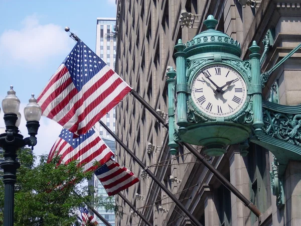 Marshall Fields klocka och amerikanska flaggor — Stockfoto
