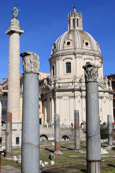Traianus-oszlop és ulpia bazilika — Stock Fotó