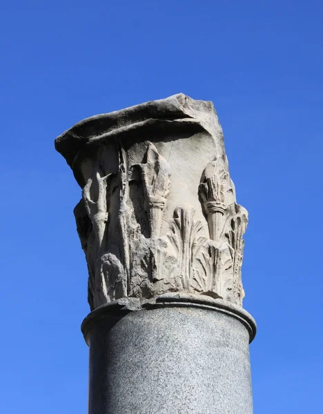 Коринфская колонна — стоковое фото