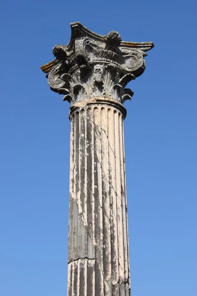 Коринфская колонна — стоковое фото