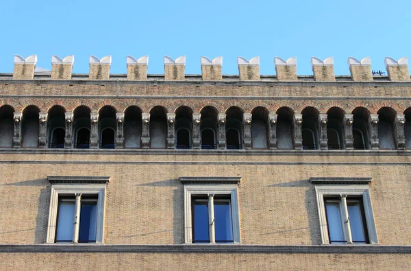 Fachada de um edifício medieval — Fotografia de Stock