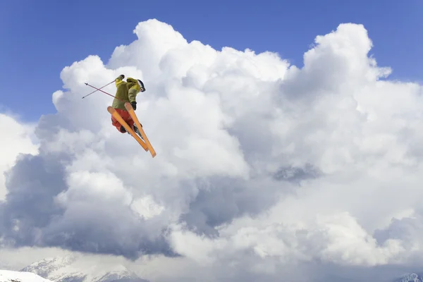 Fliegender Skifahrer in den Bergen — Stockfoto