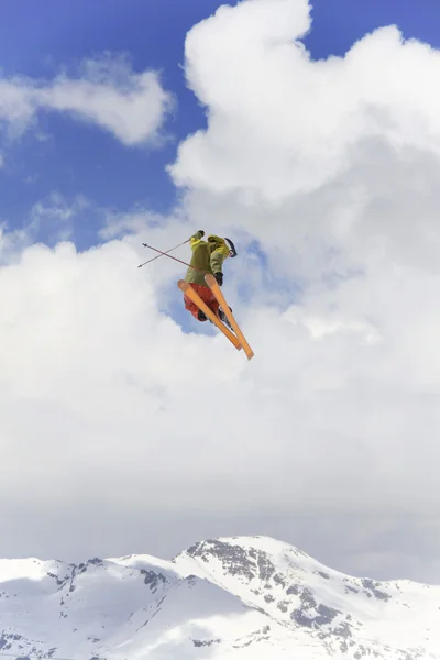 Skiër vliegen op bergen — Stockfoto