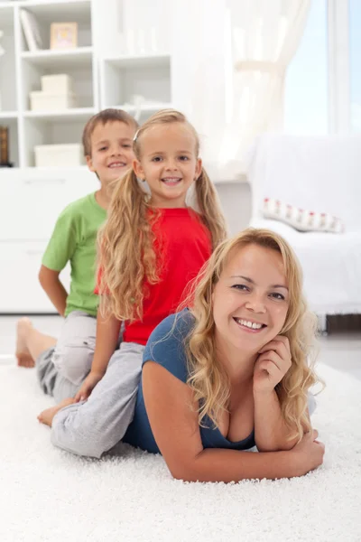Tempo di qualità familiare - donna con bambini — Foto Stock