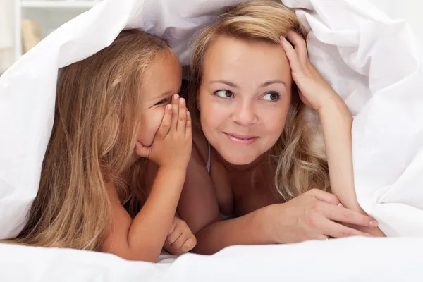 Mutter und kleines Mädchen zusammen unter der Decke — Stockfoto