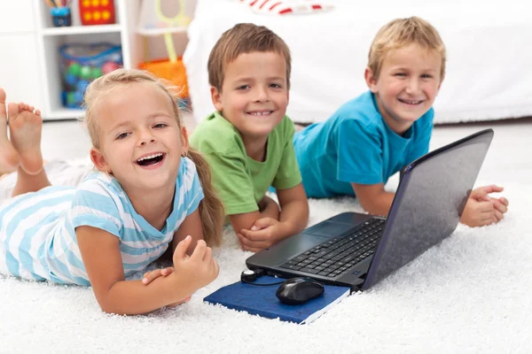 Niños sanos felices con computadora portátil — Foto de Stock