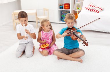 farklı müzik aletleri üzerinde oynamak çalışan çocuklar