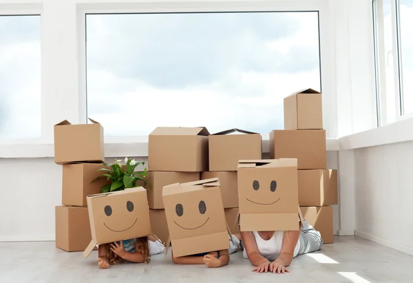 Familie plezier met kartonnen dozen — Stockfoto