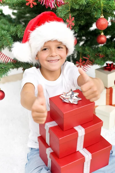Gelukkige jongens met kerstcadeaus — Stockfoto