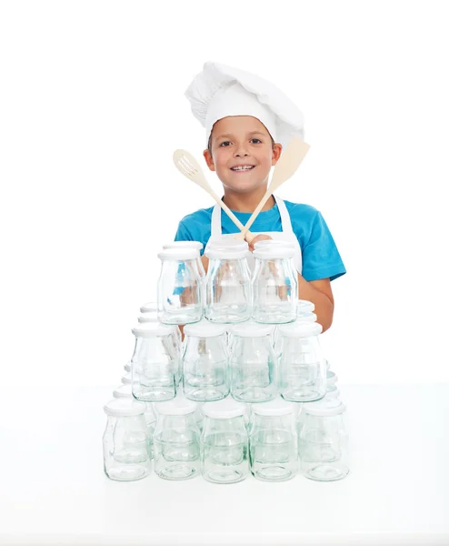 Menina chef feliz com lotes de frascos para enlatamento — Fotografia de Stock