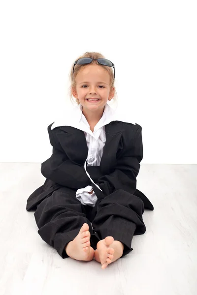 Klein meisje in grote zakelijke kleding — Stockfoto