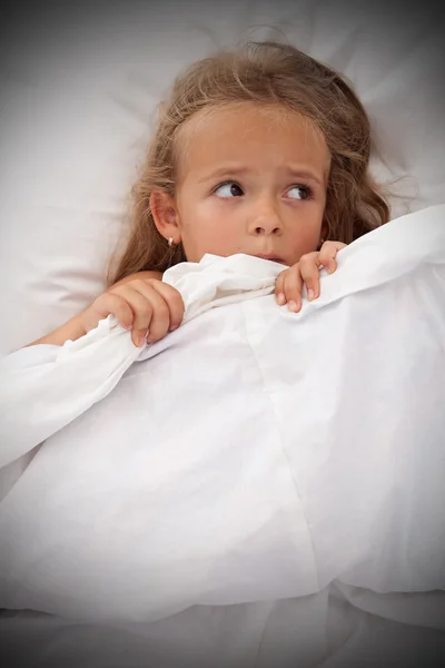 Menina na cama acordada por pesadelos — Fotografia de Stock
