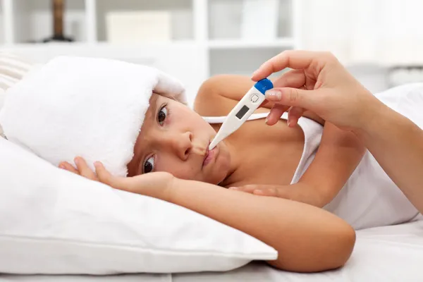Chore dziecko z gorączką r. w łóżku — Zdjęcie stockowe