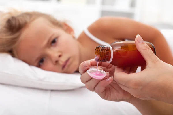 Criança doente aguarda medicação — Fotografia de Stock