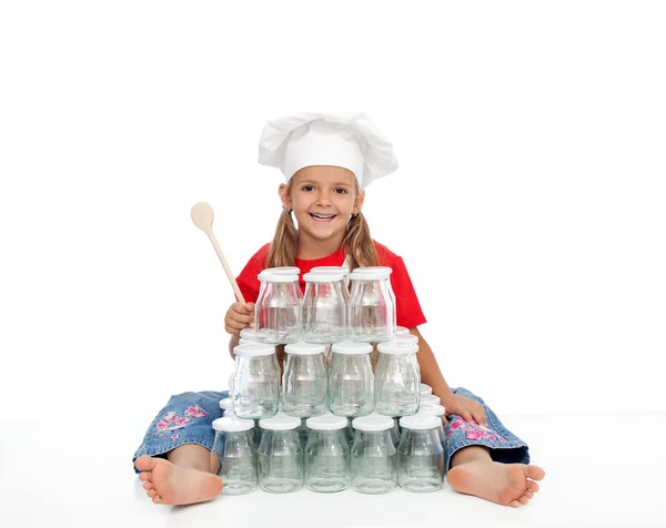 Menina chef feliz com frascos para enlatamento — Fotografia de Stock