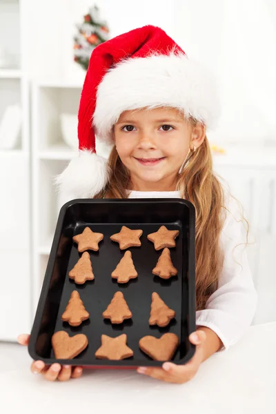 幸せなクリスマスの女の子ベーキング クッキー — ストック写真
