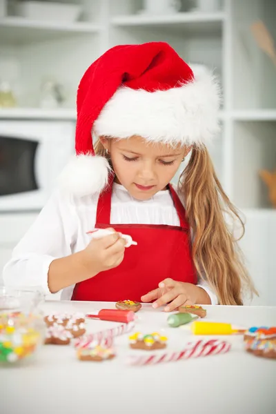 台所にクリスマスの時に小さな女の子 — ストック写真