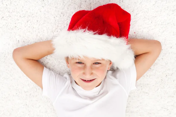 Niño feliz en Navidad acostado en el suelo —  Fotos de Stock