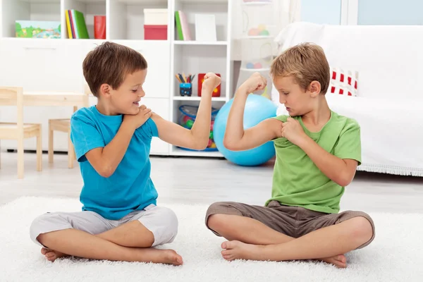 Jongens pronken hun spieren — Stockfoto