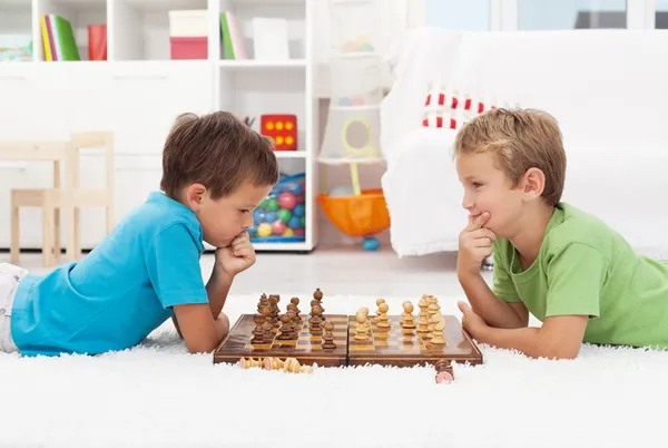 Два мальчика играют в шахматы — стоковое фото