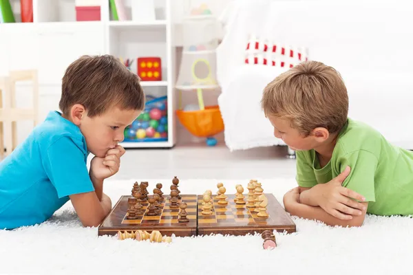Kids playing chess — Stock Photo, Image