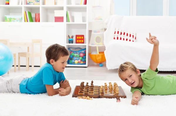 Chlapec wins šachová hra — Stock fotografie